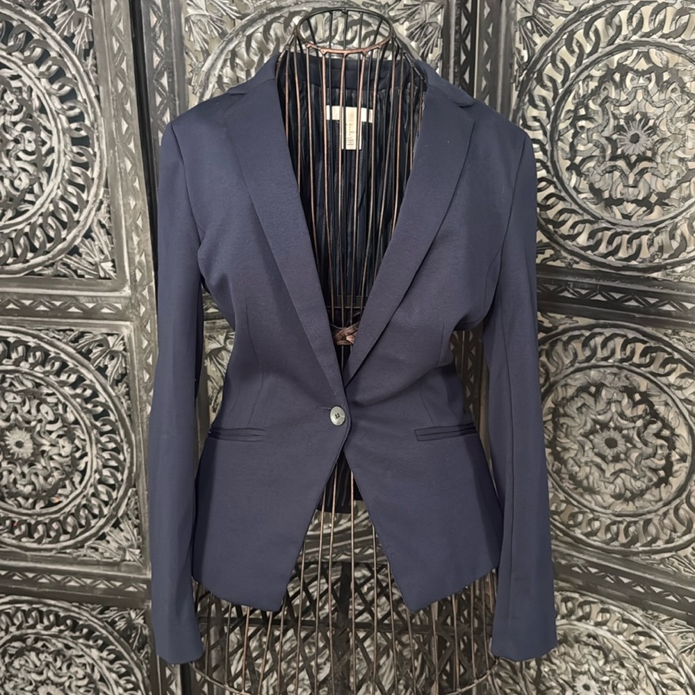 H&M relax blazer in navy blue. in great preowned condition. size 4.